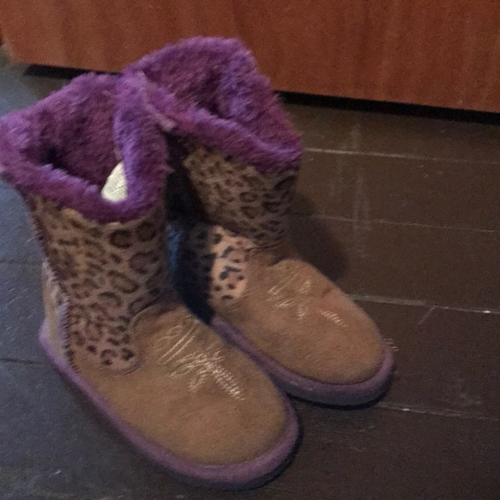 Toddler size 8 boots purple lining